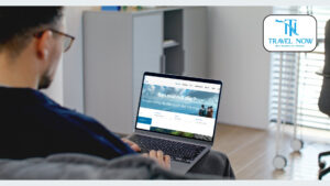 Người dùng đang đặt combo du lịch trực tuyến trên website Travel Now
